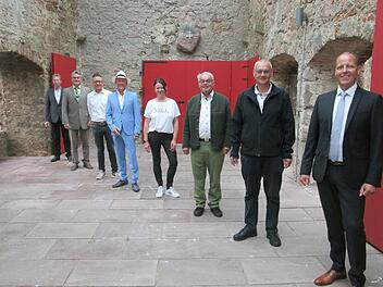Bürgermeister Johannes Krumm (vorne) würdigte die ausgeschiedenen Ratsmitglieder für ihren Einsatz für Bürger und Gemeinde (v. r.) Rainer Kuhn, Günter Zink, Sandra Deißenberger, Karlheinz Kickuth, Thomas Bauer, Bernd Büttner und Helmut Vierheilig.