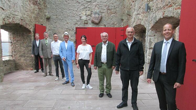 Bürgermeister Johannes Krumm (vorne) würdigte die ausgeschiedenen Ratsmitglieder für ihren Einsatz für Bürger und Gemeinde (v. r.) Rainer Kuhn, Günter Zink, Sandra Deißenberger, Karlheinz Kickuth, Thomas Bauer, Bernd Büttner und Helmut Vierheilig.