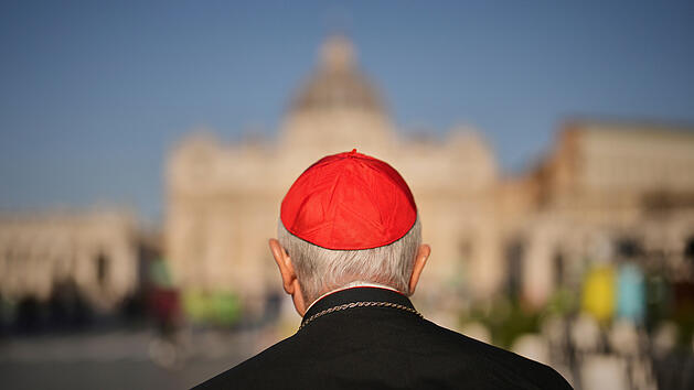 Papst Franziskus gestorben - Trauer auf dem Petersplatz