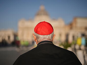 Papst Franziskus gestorben - Trauer auf dem Petersplatz