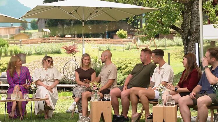 In Gruppenübungen erfahren alle mehr über die anderen Paare und über sich selbst.