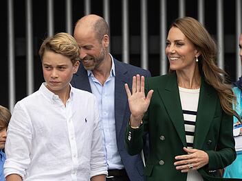 Prinz George Prinz George wird in Eton zur Schule gehen - so wie es einst sein Vater William (Mitte, mit Prinzessin Kate) tat.