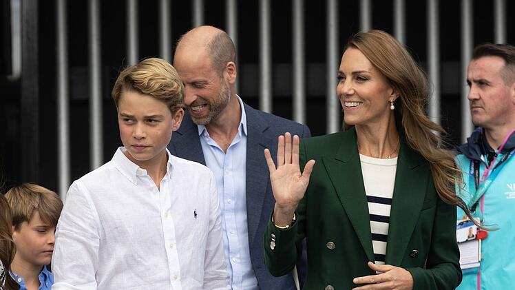 Prinz George wird in Eton zur Schule gehen - so wie es einst sein Vater William (Mitte, mit Prinzessin Kate) tat.