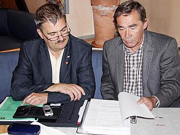 Dicker Akt:  Der kontroverse Schriftverkehr zwischen den IG Metall-Vertretern Matthias Gebhardt (links) und Thilo Kämmerer und der Uniwell-Geschäftsleitung füllt schon einen Leitzordner. Es dürften nicht die letzten Briefe bleiben, die abgeheftet werden. Foto: Ralf Kestel