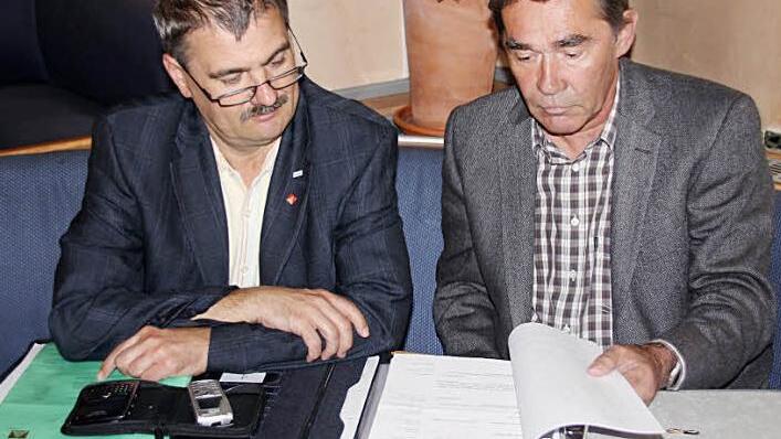 Dicker Akt:  Der kontroverse Schriftverkehr zwischen den IG Metall-Vertretern Matthias Gebhardt (links) und Thilo Kämmerer und der Uniwell-Geschäftsleitung füllt schon einen Leitzordner. Es dürften nicht die letzten Briefe bleiben, die abgeheftet werden. Foto: Ralf Kestel