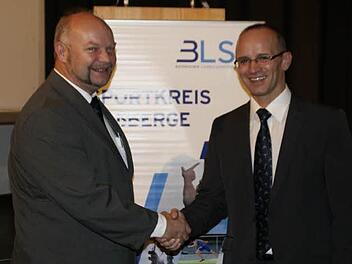 Nach neun Jahren übergab Günther Jackl (rechts) den Kreisvorsitz im BLSV Haßberge an Andreas Schröck, seinen bisherigen Stellvertreter.