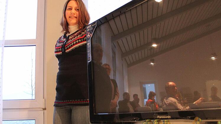 Silvia Milkereit ist stolze Gewinnerin eines Flachbildfernsehers. Die 33-Jährige hat bereits 23 Mal Blut gespendet. Foto: Christian Bauriedel