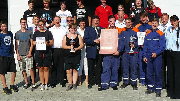 32 Mannschaften nahmen am Kreisjugendleistungsmarsch in Stadtsteinach teil. Das Jugendteam Mainleus I (vorne rechts) holte sich in den ersten Platz vor dem Viererteam Hohenberg I (vorne links), Lanzenreuth (hinten rechts) und Gössenreuth I (hinten links). Unser Bild zeigt die vier Siegermannschaften zusammen mit den Ehrengästen und Feuerwehr-Führungskräften (Bildmitte von links) Stadtsteinachs Bürgermeister Roland Wolfrum, Kulmbachs Oberbürgermeister Henry Schramm, Bezirksrat Klaus Förster, L...