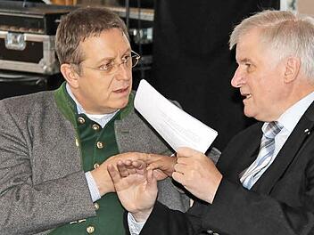 Der bisherige Vizepräsident Henry Schramm, hier im Bild mit Ministerpräsident Horst Seehofer, wird Kulmbach künftig als Einzelkämpfer im Bezirkstag vertreten. Fotos: Archiv