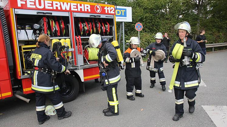 Schnell wurde der Atemschutz angelegt und eine Schlauchleitung verlegt. Foto: Michael Stelzner