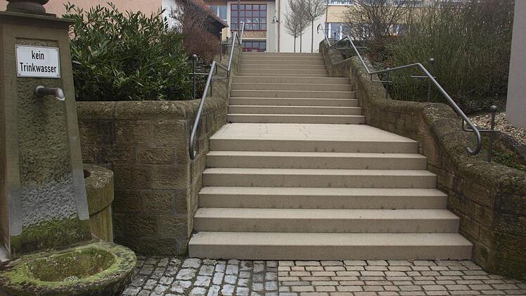 Die Treppe vom Ebenhäuser Rathaus hoch zur Schule wurde mit Betonsteinen saniert, nachdem die 20 Jahre alten Sandsteine viele Abplatzungen und Risse hatten. Foto: Stefan Geiger