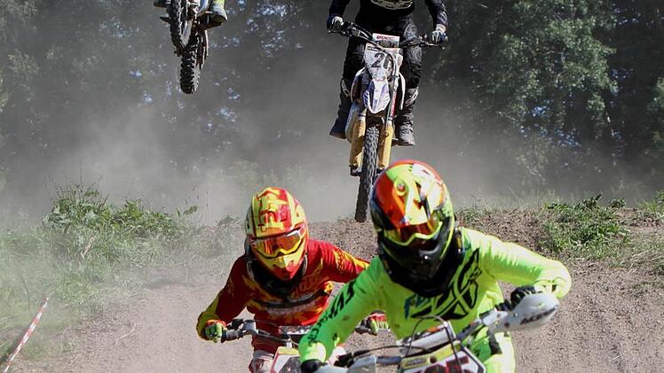 Waghalsige Luftsprünge zeigten die Fahrer in Bramberg.