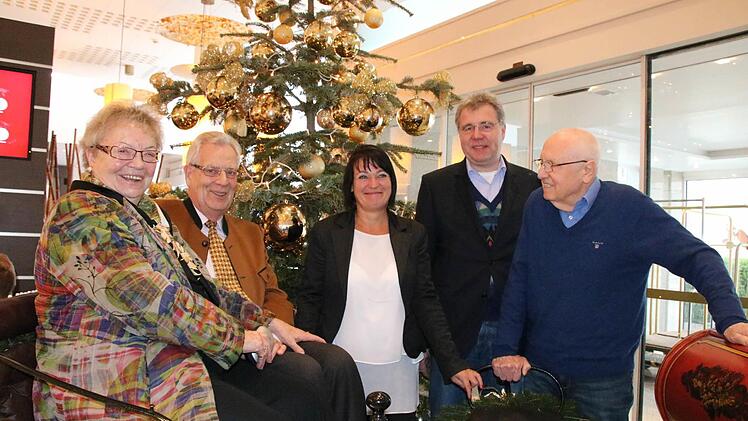 Frankenland-Marketing-Direktorin Andrea Hergenröther (Mitte) mit den Gästen (von links) Erika und Heinz Heidbüchel sowie Ivo und Johann Schuster. Foto: Ralf Ruppert