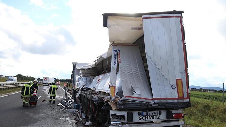 Der Auflieger wurde an der Seite komplett aufgerissen. Foto: News5/Merzbach