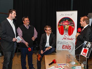 Jeweils zwei Kandidaten standen zusammen mit den beiden Moderatoren Marian Hamacher (links) und Constantin Hirsch (Mitte) gemeinsam auf der Bühne. SPD-Kandidat Ralf Pohl (rechts) zog das Parteilogo seines Mitbewerbers Michael Zwingmann (Zweiter von links) aus einem Kartenstapel - was bedeutete, dass ihm auch der Kandidat der Freien Wähler Fragen stellen durfte. Foto: Matthias Hoch