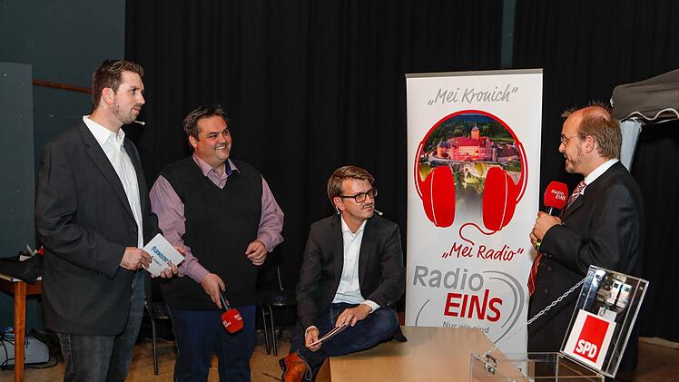 Jeweils zwei Kandidaten standen zusammen mit den beiden Moderatoren Marian Hamacher (links) und Constantin Hirsch (Mitte) gemeinsam auf der Bühne. SPD-Kandidat Ralf Pohl (rechts) zog das Parteilogo seines Mitbewerbers Michael Zwingmann (Zweiter von links) aus einem Kartenstapel - was bedeutete, dass ihm auch der Kandidat der Freien Wähler Fragen stellen durfte. Foto: Matthias Hoch