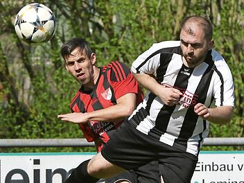 Der Hochstadter Fabian Homuth (links) kann vor dem Schneyer Muhidin Shehselim den Ball flanken. Foto: Gunther Czepera