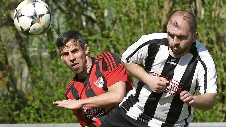 Der Hochstadter Fabian Homuth (links) kann vor dem Schneyer Muhidin Shehselim den Ball flanken. Foto: Gunther Czepera