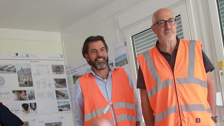 Sie präsentieren einen halben Meter (35 Kilo schwer) der Stahlseile, die an die Pylonen angebracht werden: Geschäftsführer Marco Eckert von Züblin Stahlbau, der Projektleiter Brückenbau, Bernd Träger, Markus Möckel (Bauüberwachung, Abteilungsleiter Brückenbau Christoph Schultheiß vom Staatlichen Bauamt. Foto: Jürgen Gärtner.