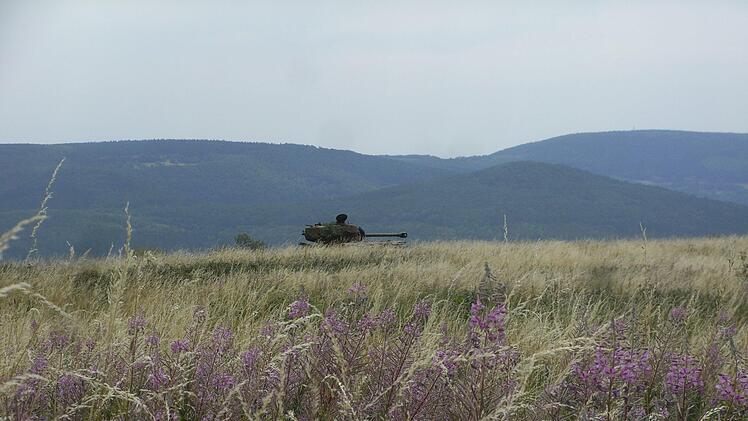 Ein altes Panzerwrack am Wegesrand. Foto: Joachim Rübel