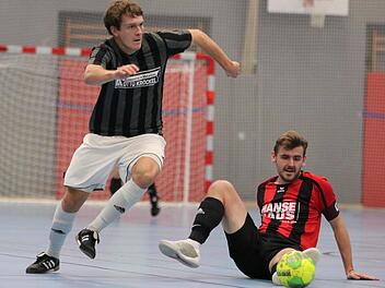 Der rasant spielende BSC Lauter, hier gegen den späteren Turniersieger FC Bad Brückenau, schaffte es beim Dreikönigsturnier in Römershag nicht einmal bis ins Halbfinale.  Fotos: Sebastian Schmitt