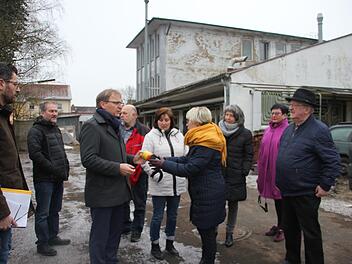 Jetzt im Frühjahr soll der Schandfleck, die ehemalige Lackfabrik "Wicolor" in der Weinbergstraße in Küps, verschwinden. Die Mitglieder des Bauausschusses waren am Mittwoch vor Ort, um das Areal noch einmal zu besichtigen. Foto: Veronika Schadeck
