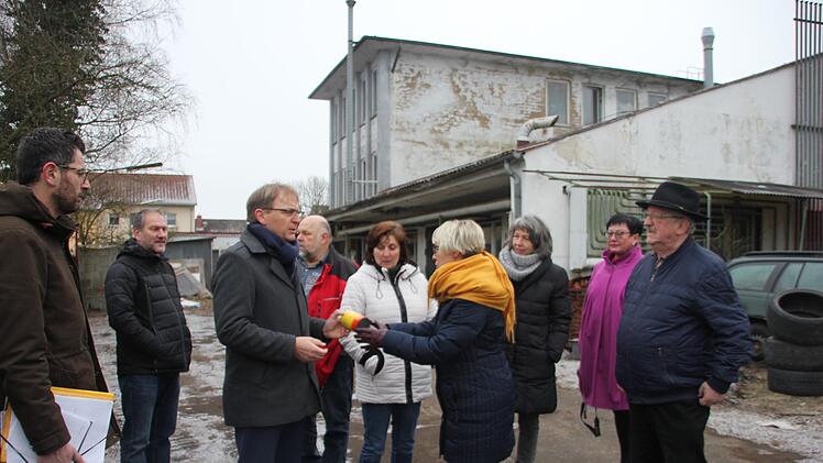 Jetzt im Frühjahr soll der Schandfleck, die ehemalige Lackfabrik "Wicolor" in der Weinbergstraße in Küps, verschwinden. Die Mitglieder des Bauausschusses waren am Mittwoch vor Ort, um das Areal noch einmal zu besichtigen. Foto: Veronika Schadeck