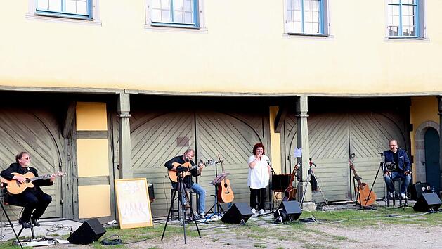 Mit mehr als dem vorgeschriebenen Corona-Sicherheitsabstand musizierten im Adelsdorfer Schlosshof die "4Souls" mit Jürgen Hofmann, Wulli Wullenschläger, Sonja Tonn und Christian Pöllmann (von links). Ihr Konzert konnte weltweit verfolgt werden.  Foto: Johanna Blum