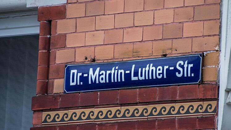 In der Nähe des Bahnhofs gelegen: die Dr.-Martin-Luther-Straße in Neustadt.