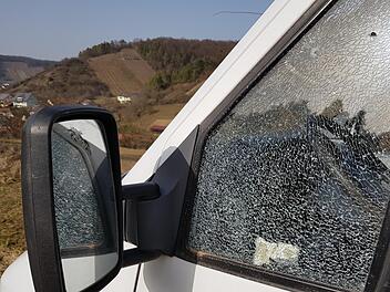 So sah die Seitenscheibe des Klein-Lkw des Ex-Bürgermeisters von Ramstahl aus. Mindestens eine Kugel durchschlug das Glas und landete in der Fahrgastkabine. Foto: Susanne Will