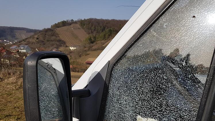 So sah die Seitenscheibe des Klein-Lkw des Ex-Bürgermeisters von Ramstahl aus. Mindestens eine Kugel durchschlug das Glas und landete in der Fahrgastkabine. Foto: Susanne Will