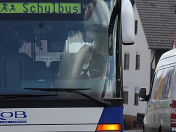 Dass Kinder sich über eine Stunde vor Schulbeginn auf den Schulweg machen müssen, sorgt in Euerdorf für Unmut. Foto: Archiv Gerd Schaar