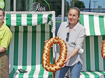 Gemeinsam mit dem Team aus dem Netto Münnerstadt übergab Bäckerei-Prokuristin Simone Klopf (rechts) symbolisch die 500 Euro-Spende in Form von Laugenzahlen an Ursula Böhm (zweite von rechts) vom Tierheim Wannigsmühle.