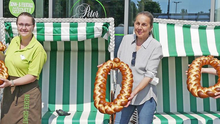 Gemeinsam mit dem Team aus dem Netto Münnerstadt übergab Bäckerei-Prokuristin Simone Klopf (rechts) symbolisch die 500 Euro-Spende in Form von Laugenzahlen an Ursula Böhm (zweite von rechts) vom Tierheim Wannigsmühle.