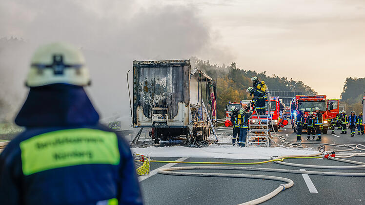 "Es war alles in Flammen gestanden": Mit Batterien beladener Lastwagen steht auf Autobahn in Vollbrand