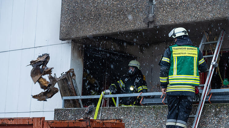 Bamberg: Brand in Hochhaus stellt Feuerwehr vor große Herausforderung - "Löscharbeiten äußerst schwierig"
