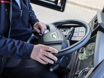 Busfahrer in Aschaffenburg verhindert Unfall