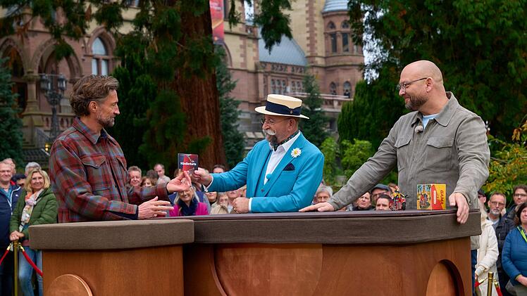 Begutachten gemeinsam ein kurioses Spielzeug (von links): Benjamin Sadler, Horst Lichter und Sven Deutschmanek.