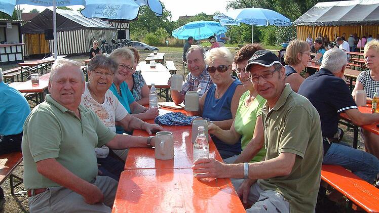 Schon am frühen Samstag Nachmittag saß man beim Limbacher Flößerfest in gemütlicher Runde zusammen.