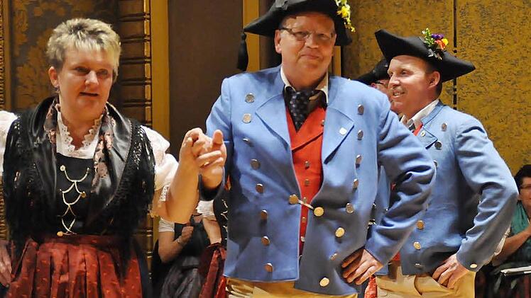 Petra und Ewald Metz, sowie Peter Binsteiner von der Volkstanzgruppe Arnshausen beherrschen die fränkischen Tänze perfekt. Fotos: Peter Klopf