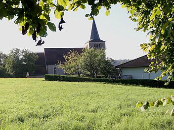 Auf dieser Grünfläche nahe der Kirche sollen neue Bauplätze entstehen. Foto: Günther Geiling