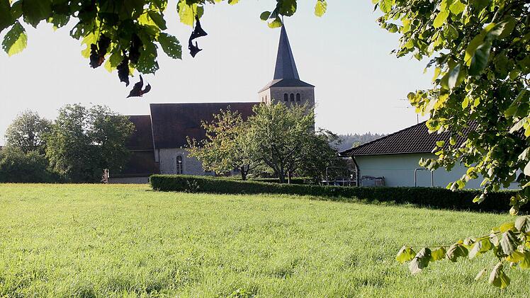 Auf dieser Grünfläche nahe der Kirche sollen neue Bauplätze entstehen. Foto: Günther Geiling