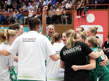 Gro&szlig;er Jubel bei den Damen der DJK Brose nach dem 1:1-Ausgleich in der Finalserie gegen Gr&uuml;ner Stern Keltern Foto: Sebastian Hader