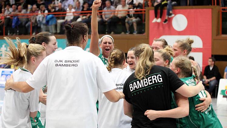 Gro&szlig;er Jubel bei den Damen der DJK Brose nach dem 1:1-Ausgleich in der Finalserie gegen Gr&uuml;ner Stern Keltern Foto: Sebastian Hader