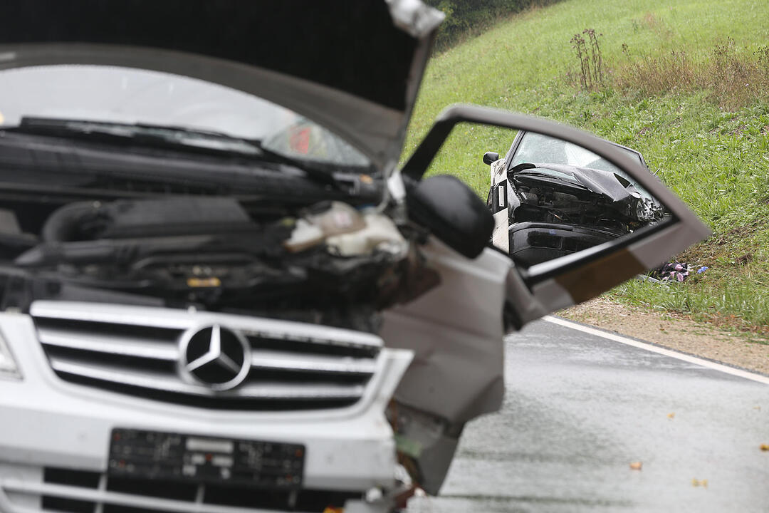 Zwei Schwerverletzte bei Frontalzusammenstoss