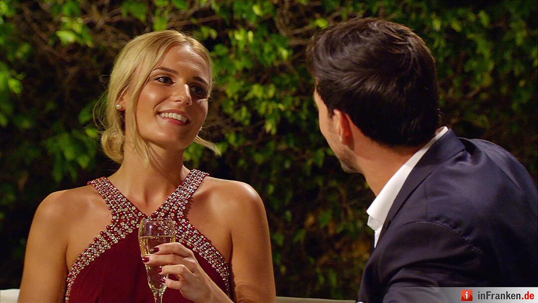 Romina und Leonard nutzen die erste Nacht der Rosen für ein Gespräch unter vier Augen. Alle Infos zu 'Der Bachelor' im Special bei RTL.de: http://www.rtl.de/cms/sendungen/der-bachelor.html