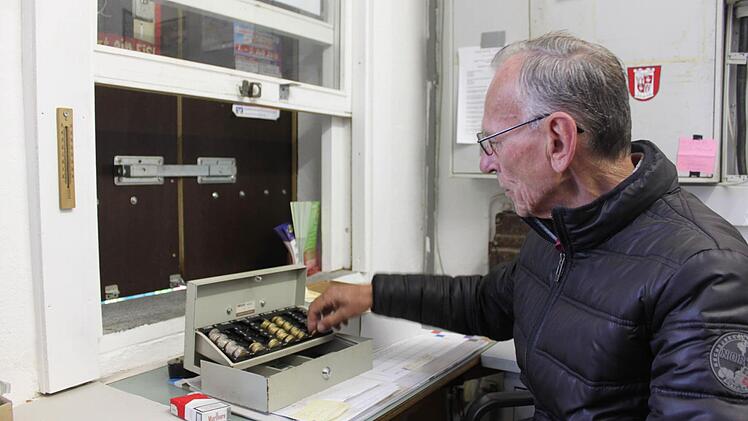 Benno Schmook zählt das Geld. Viel wurde in Thurnau 2016 noch nicht eingenommen. Gestern blieb das Fenster des Kassenhäuschens zu.