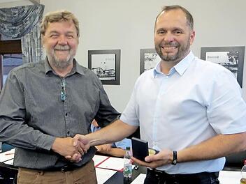 Bürgermeister Horst Rehder (l.) verabschiedet Dieter Walter und überreicht die Bürgermedaille. Foto: Richard Sänger