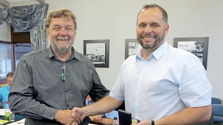 Bürgermeister Horst Rehder (l.) verabschiedet Dieter Walter und überreicht die Bürgermedaille. Foto: Richard Sänger