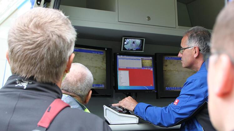 Ein spannender Moment: Roland Hoffmann holt die ersten Bilder vom Inneren des Georgi-Sprudels auf die Bildschirme. Foto: Ulrike Müller